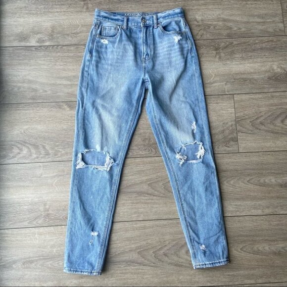 American Eagle Ripped High Rise Light Wash Mom Jean - Picture 4 of 16